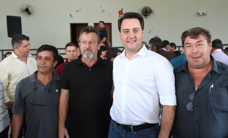 O município de Carambeí, nos Campos Gerais, recebeu nesta sexta-feira (29) a autorização do governador Carlos Massa Ratinho Junior para o início de duas obras bastante aguardadas pela população: a construção da sede própria da Prefeitura e a pavimentação da estrada que liga a PR-151 à localidade de Catanduvas. - Carambeí 29/03/2019 - Foto: Rodrigo Félix Leal/ANPr