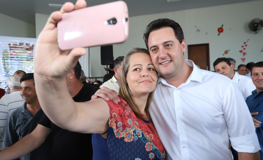 O município de Carambeí, nos Campos Gerais, recebeu nesta sexta-feira (29) a autorização do governador Carlos Massa Ratinho Junior para o início de duas obras bastante aguardadas pela população: a construção da sede própria da Prefeitura e a pavimentação da estrada que liga a PR-151 à localidade de Catanduvas. - Carambeí 29/03/2019 - Foto: Rodrigo Félix Leal/ANPr