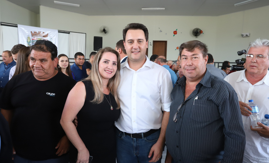 O município de Carambeí, nos Campos Gerais, recebeu nesta sexta-feira (29) a autorização do governador Carlos Massa Ratinho Junior para o início de duas obras bastante aguardadas pela população: a construção da sede própria da Prefeitura e a pavimentação da estrada que liga a PR-151 à localidade de Catanduvas. - Carambeí 29/03/2019 - Foto: Rodrigo Félix Leal/ANPr