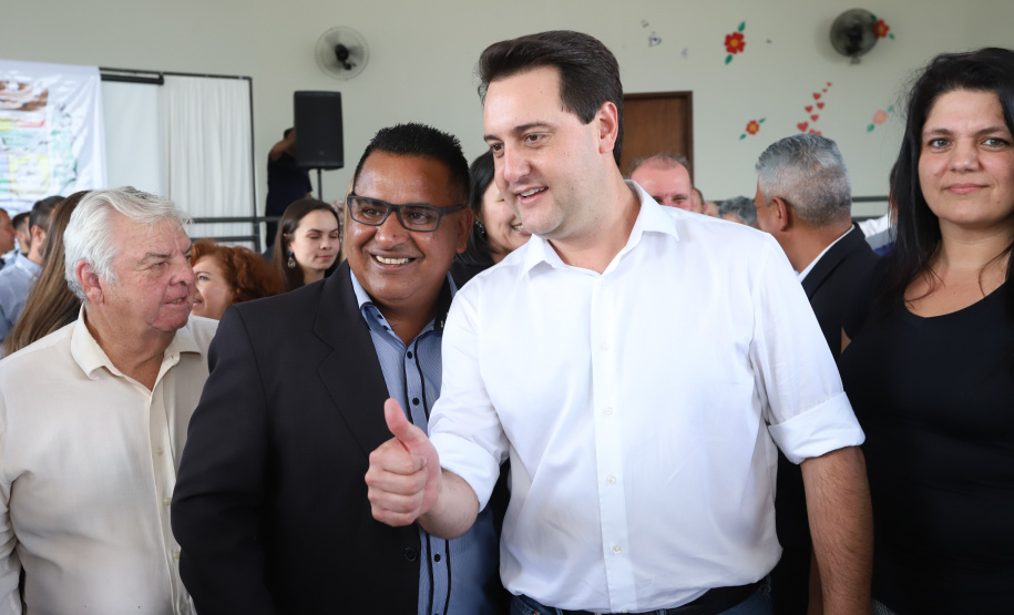 O município de Carambeí, nos Campos Gerais, recebeu nesta sexta-feira (29) a autorização do governador Carlos Massa Ratinho Junior para o início de duas obras bastante aguardadas pela população: a construção da sede própria da Prefeitura e a pavimentação da estrada que liga a PR-151 à localidade de Catanduvas. - Carambeí 29/03/2019 - Foto: Rodrigo Félix Leal/ANPr