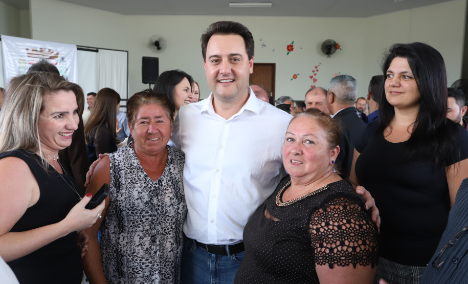 O município de Carambeí, nos Campos Gerais, recebeu nesta sexta-feira (29) a autorização do governador Carlos Massa Ratinho Junior para o início de duas obras bastante aguardadas pela população: a construção da sede própria da Prefeitura e a pavimentação da estrada que liga a PR-151 à localidade de Catanduvas. - Carambeí 29/03/2019 - Foto: Rodrigo Félix Leal/ANPr