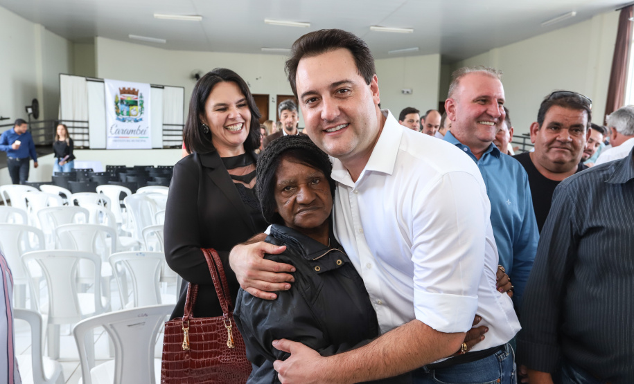 O município de Carambeí, nos Campos Gerais, recebeu nesta sexta-feira (29) a autorização do governador Carlos Massa Ratinho Junior para o início de duas obras bastante aguardadas pela população: a construção da sede própria da Prefeitura e a pavimentação da estrada que liga a PR-151 à localidade de Catanduvas. - Carambeí 29/03/2019 - Foto: Rodrigo Félix Leal/ANPr