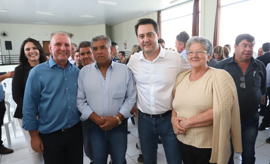 O município de Carambeí, nos Campos Gerais, recebeu nesta sexta-feira (29) a autorização do governador Carlos Massa Ratinho Junior para o início de duas obras bastante aguardadas pela população: a construção da sede própria da Prefeitura e a pavimentação da estrada que liga a PR-151 à localidade de Catanduvas. - Carambeí 29/03/2019 - Foto: Rodrigo Félix Leal/ANPr