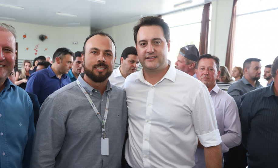 O município de Carambeí, nos Campos Gerais, recebeu nesta sexta-feira (29) a autorização do governador Carlos Massa Ratinho Junior para o início de duas obras bastante aguardadas pela população: a construção da sede própria da Prefeitura e a pavimentação da estrada que liga a PR-151 à localidade de Catanduvas. - Carambeí 29/03/2019 - Foto: Rodrigo Félix Leal/ANPr