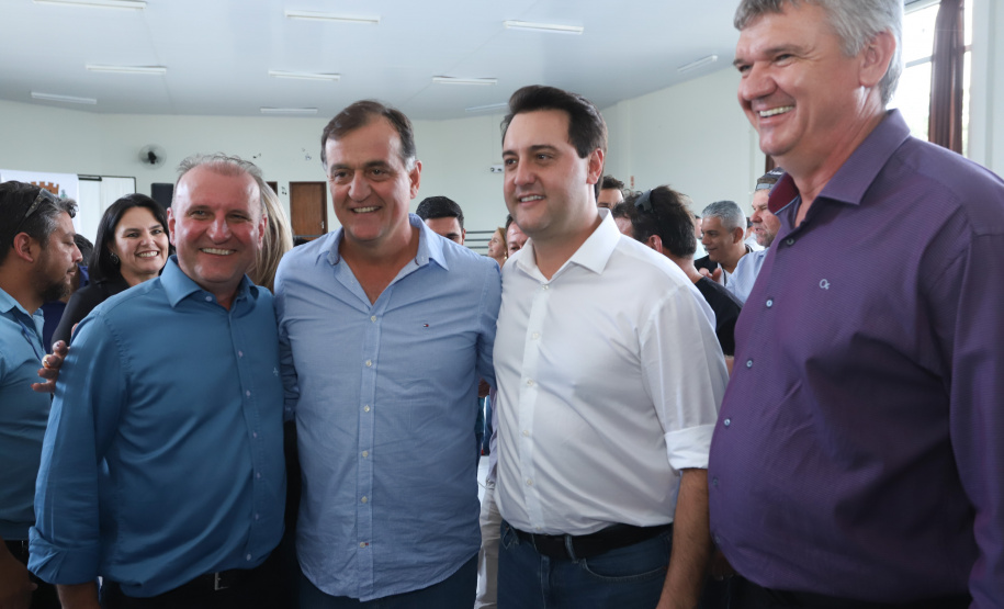 O município de Carambeí, nos Campos Gerais, recebeu nesta sexta-feira (29) a autorização do governador Carlos Massa Ratinho Junior para o início de duas obras bastante aguardadas pela população: a construção da sede própria da Prefeitura e a pavimentação da estrada que liga a PR-151 à localidade de Catanduvas. - Carambeí 29/03/2019 - Foto: Rodrigo Félix Leal/ANPr