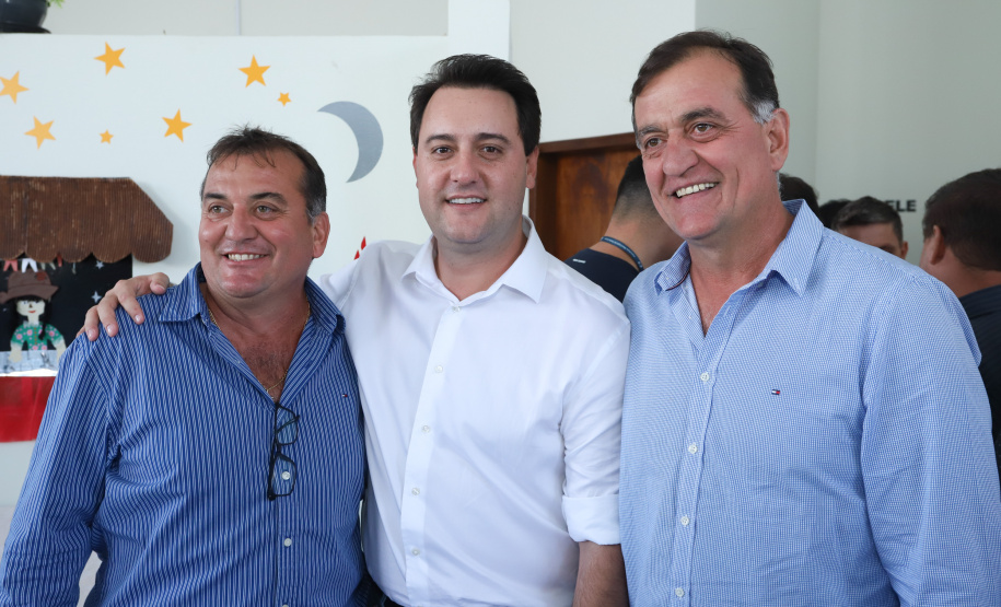 O município de Carambeí, nos Campos Gerais, recebeu nesta sexta-feira (29) a autorização do governador Carlos Massa Ratinho Junior para o início de duas obras bastante aguardadas pela população: a construção da sede própria da Prefeitura e a pavimentação da estrada que liga a PR-151 à localidade de Catanduvas. - Carambeí 29/03/2019 - Foto: Rodrigo Félix Leal/ANPr