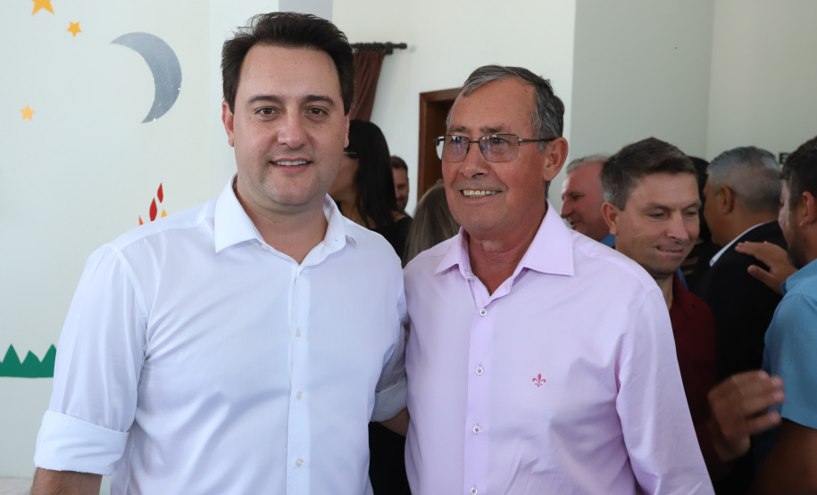 O município de Carambeí, nos Campos Gerais, recebeu nesta sexta-feira (29) a autorização do governador Carlos Massa Ratinho Junior para o início de duas obras bastante aguardadas pela população: a construção da sede própria da Prefeitura e a pavimentação da estrada que liga a PR-151 à localidade de Catanduvas. - Carambeí 29/03/2019 - Foto: Rodrigo Félix Leal/ANPr