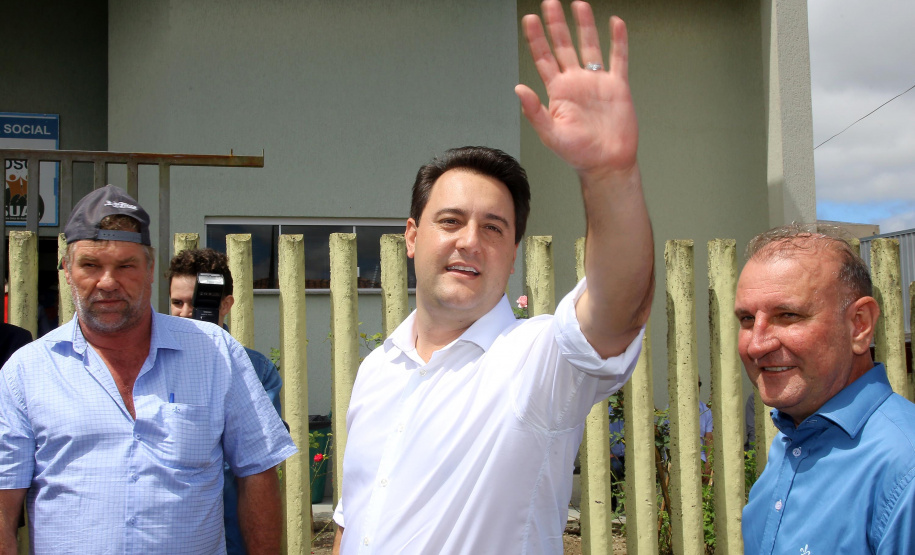 O município de Carambeí, nos Campos Gerais, recebeu nesta sexta-feira (29) a autorização do governador Carlos Massa Ratinho Junior para o início de duas obras bastante aguardadas pela população: a construção da sede própria da Prefeitura e a pavimentação da estrada que liga a PR-151 à localidade de Catanduvas. - Carambeí 29/03/2019 - Foto: Jaelson Lucas/ANPr