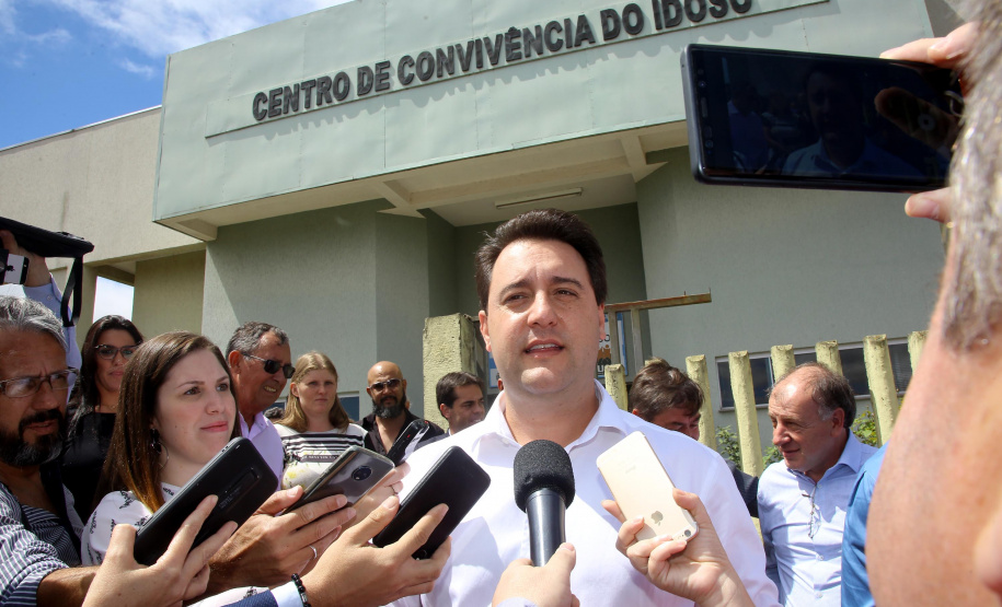 O município de Carambeí, nos Campos Gerais, recebeu nesta sexta-feira (29) a autorização do governador Carlos Massa Ratinho Junior para o início de duas obras bastante aguardadas pela população: a construção da sede própria da Prefeitura e a pavimentação da estrada que liga a PR-151 à localidade de Catanduvas. - Carambeí 29/03/2019 - Foto: Jaelson Lucas/ANPr