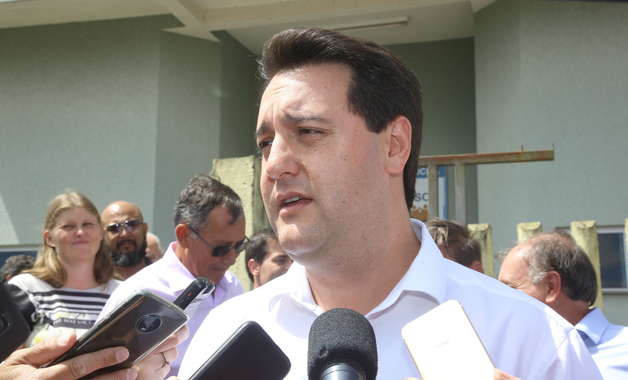 O município de Carambeí, nos Campos Gerais, recebeu nesta sexta-feira (29) a autorização do governador Carlos Massa Ratinho Junior para o início de duas obras bastante aguardadas pela população: a construção da sede própria da Prefeitura e a pavimentação da estrada que liga a PR-151 à localidade de Catanduvas. - Carambeí 29/03/2019 - Foto: Jaelson Lucas/ANPr