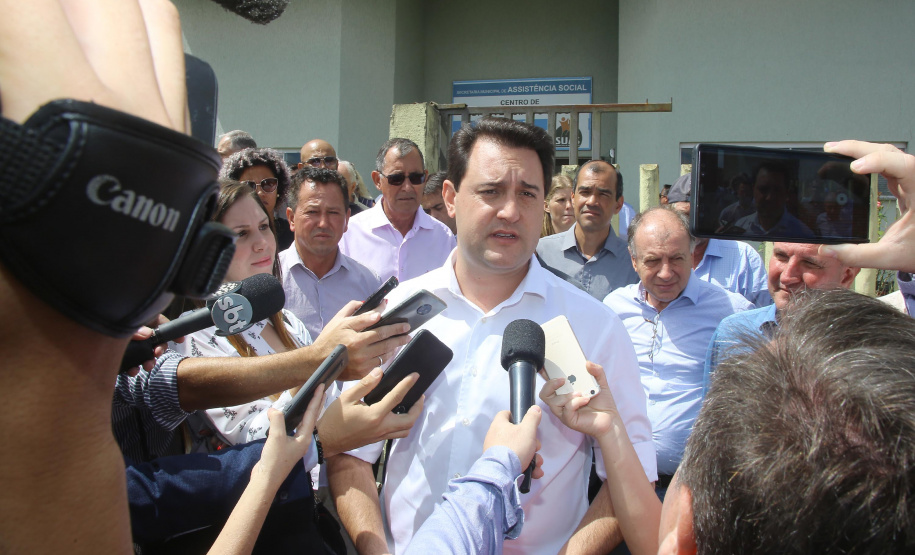 O município de Carambeí, nos Campos Gerais, recebeu nesta sexta-feira (29) a autorização do governador Carlos Massa Ratinho Junior para o início de duas obras bastante aguardadas pela população: a construção da sede própria da Prefeitura e a pavimentação da estrada que liga a PR-151 à localidade de Catanduvas. - Carambeí 29/03/2019 - Foto: Jaelson Lucas/ANPr