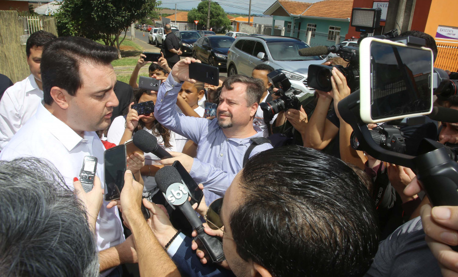 O município de Carambeí, nos Campos Gerais, recebeu nesta sexta-feira (29) a autorização do governador Carlos Massa Ratinho Junior para o início de duas obras bastante aguardadas pela população: a construção da sede própria da Prefeitura e a pavimentação da estrada que liga a PR-151 à localidade de Catanduvas. - Carambeí 29/03/2019 - Foto: Jaelson Lucas/ANPr