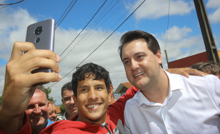 O município de Carambeí, nos Campos Gerais, recebeu nesta sexta-feira (29) a autorização do governador Carlos Massa Ratinho Junior para o início de duas obras bastante aguardadas pela população: a construção da sede própria da Prefeitura e a pavimentação da estrada que liga a PR-151 à localidade de Catanduvas. - Carambeí 29/03/2019 - Foto: Jaelson Lucas/ANPr