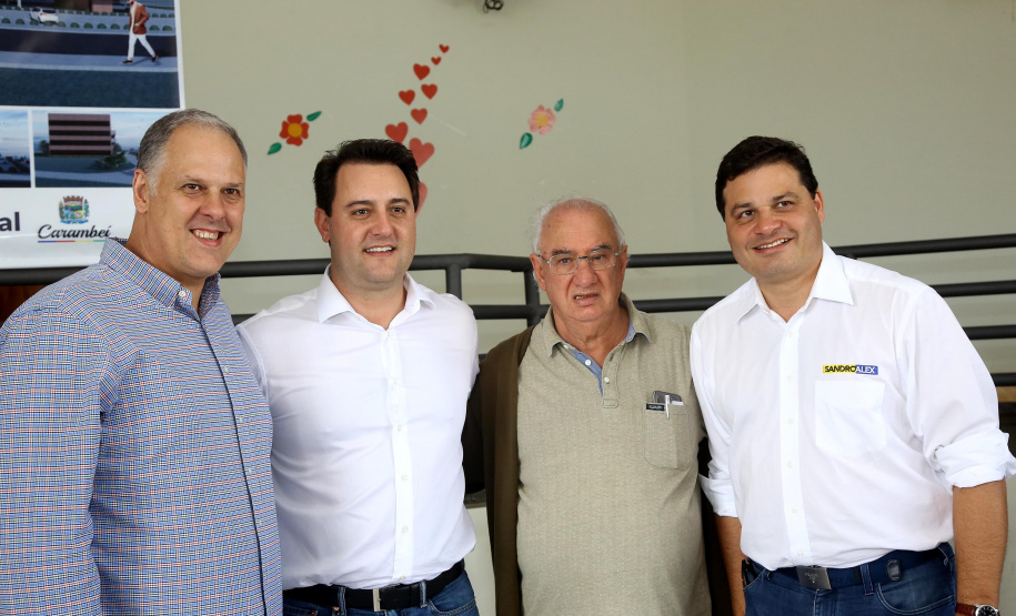 O município de Carambeí, nos Campos Gerais, recebeu nesta sexta-feira (29) a autorização do governador Carlos Massa Ratinho Junior para o início de duas obras bastante aguardadas pela população: a construção da sede própria da Prefeitura e a pavimentação da estrada que liga a PR-151 à localidade de Catanduvas. - Carambeí 29/03/2019 - Foto: Jaelson Lucas/ANPr