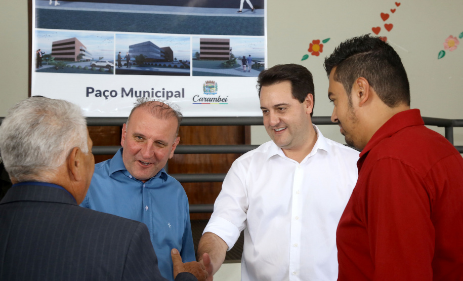 O município de Carambeí, nos Campos Gerais, recebeu nesta sexta-feira (29) a autorização do governador Carlos Massa Ratinho Junior para o início de duas obras bastante aguardadas pela população: a construção da sede própria da Prefeitura e a pavimentação da estrada que liga a PR-151 à localidade de Catanduvas. - Carambeí 29/03/2019 - Foto: Jaelson Lucas/ANPr