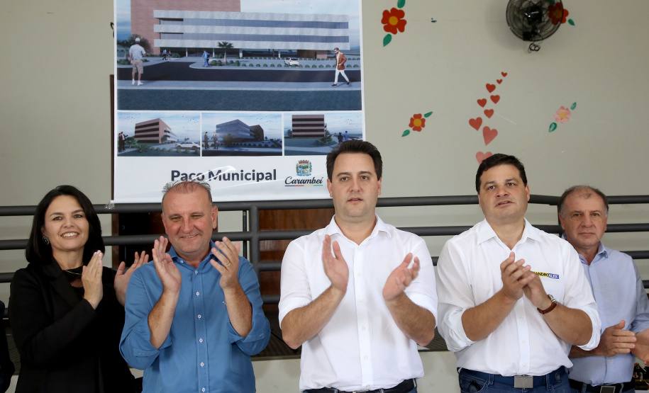 O município de Carambeí, nos Campos Gerais, recebeu nesta sexta-feira (29) a autorização do governador Carlos Massa Ratinho Junior para o início de duas obras bastante aguardadas pela população: a construção da sede própria da Prefeitura e a pavimentação da estrada que liga a PR-151 à localidade de Catanduvas. - Carambeí 29/03/2019 - Foto: Jaelson Lucas/ANPr