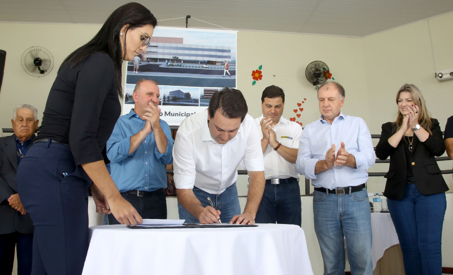 O município de Carambeí, nos Campos Gerais, recebeu nesta sexta-feira (29) a autorização do governador Carlos Massa Ratinho Junior para o início de duas obras bastante aguardadas pela população: a construção da sede própria da Prefeitura e a pavimentação da estrada que liga a PR-151 à localidade de Catanduvas. - Carambeí 29/03/2019 - Foto: Jaelson Lucas/ANPr