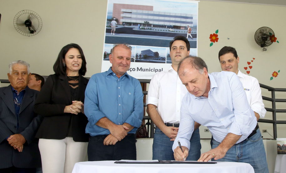 O município de Carambeí, nos Campos Gerais, recebeu nesta sexta-feira (29) a autorização do governador Carlos Massa Ratinho Junior para o início de duas obras bastante aguardadas pela população: a construção da sede própria da Prefeitura e a pavimentação da estrada que liga a PR-151 à localidade de Catanduvas. - Carambeí 29/03/2019 - Foto: Jaelson Lucas/ANPr