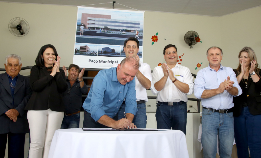 O município de Carambeí, nos Campos Gerais, recebeu nesta sexta-feira (29) a autorização do governador Carlos Massa Ratinho Junior para o início de duas obras bastante aguardadas pela população: a construção da sede própria da Prefeitura e a pavimentação da estrada que liga a PR-151 à localidade de Catanduvas. - Carambeí 29/03/2019 - Foto: Jaelson Lucas/ANPr