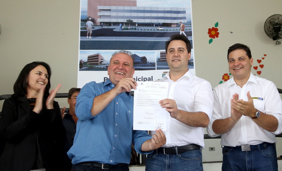 O município de Carambeí, nos Campos Gerais, recebeu nesta sexta-feira (29) a autorização do governador Carlos Massa Ratinho Junior para o início de duas obras bastante aguardadas pela população: a construção da sede própria da Prefeitura e a pavimentação da estrada que liga a PR-151 à localidade de Catanduvas. - Carambeí 29/03/2019 - Foto: Jaelson Lucas/ANPr