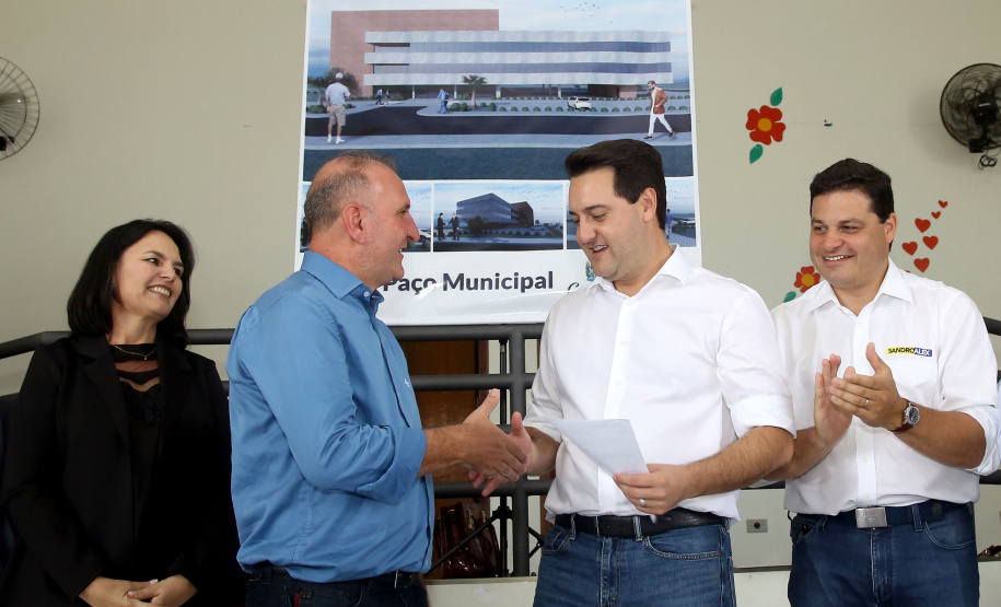 O município de Carambeí, nos Campos Gerais, recebeu nesta sexta-feira (29) a autorização do governador Carlos Massa Ratinho Junior para o início de duas obras bastante aguardadas pela população: a construção da sede própria da Prefeitura e a pavimentação da estrada que liga a PR-151 à localidade de Catanduvas. - Carambeí 29/03/2019 - Foto: Jaelson Lucas/ANPr