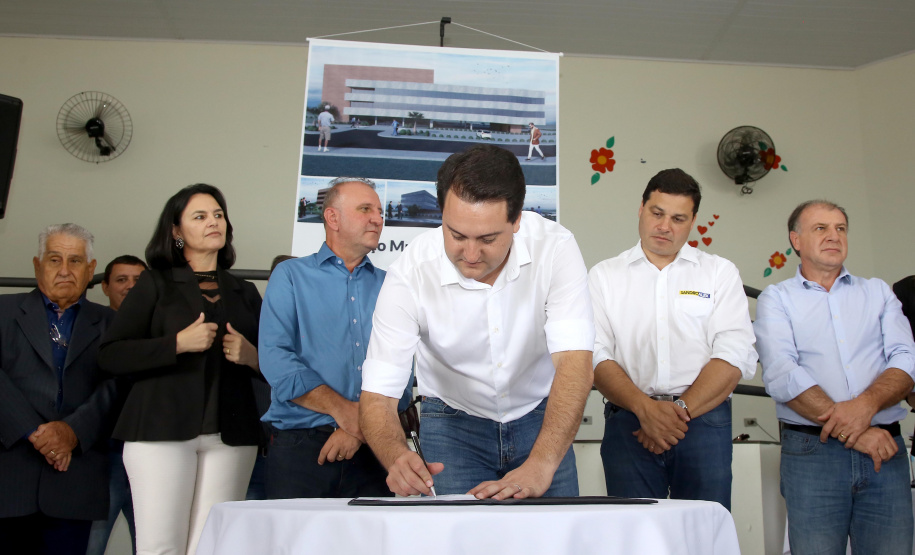 O município de Carambeí, nos Campos Gerais, recebeu nesta sexta-feira (29) a autorização do governador Carlos Massa Ratinho Junior para o início de duas obras bastante aguardadas pela população: a construção da sede própria da Prefeitura e a pavimentação da estrada que liga a PR-151 à localidade de Catanduvas. - Carambeí 29/03/2019 - Foto: Jaelson Lucas/ANPr