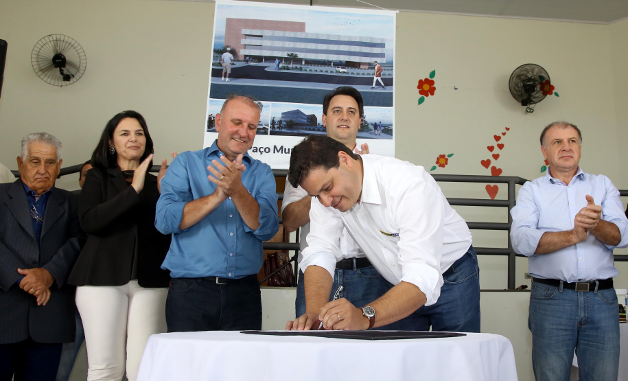 O município de Carambeí, nos Campos Gerais, recebeu nesta sexta-feira (29) a autorização do governador Carlos Massa Ratinho Junior para o início de duas obras bastante aguardadas pela população: a construção da sede própria da Prefeitura e a pavimentação da estrada que liga a PR-151 à localidade de Catanduvas. - Carambeí 29/03/2019 - Foto: Jaelson Lucas/ANPr
