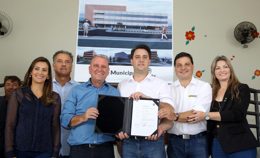 O município de Carambeí, nos Campos Gerais, recebeu nesta sexta-feira (29) a autorização do governador Carlos Massa Ratinho Junior para o início de duas obras bastante aguardadas pela população: a construção da sede própria da Prefeitura e a pavimentação da estrada que liga a PR-151 à localidade de Catanduvas. - Carambeí 29/03/2019 - Foto: Jaelson Lucas/ANPr