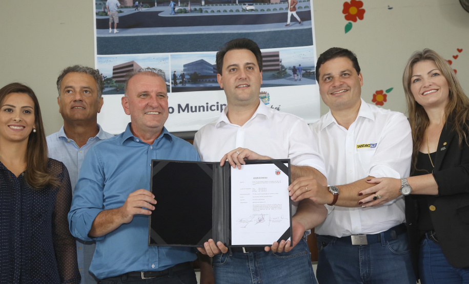 O município de Carambeí, nos Campos Gerais, recebeu nesta sexta-feira (29) a autorização do governador Carlos Massa Ratinho Junior para o início de duas obras bastante aguardadas pela população: a construção da sede própria da Prefeitura e a pavimentação da estrada que liga a PR-151 à localidade de Catanduvas. - Carambeí 29/03/2019 - Foto: Jaelson Lucas/ANPr