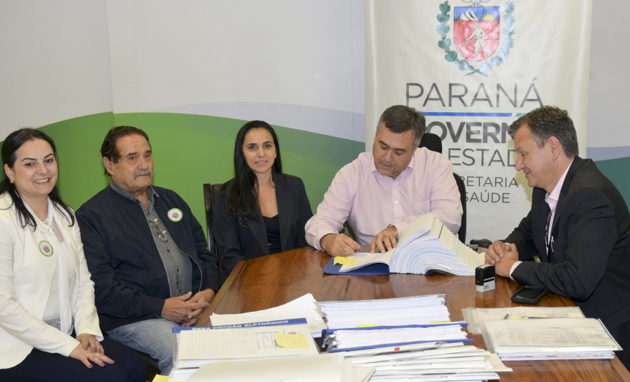 O secretário estadual de Saúde, Beto Preto, assinou liberação de recursos de R$ 1.161 milhão para o Hospital Regional do Sudoeste, que fica em Francisco Beltrão e faz parte da rede de unidades próprias do estado do Paraná, sendo administrado pela Funeas ? Fundação Estatal de Atenção em Saúde do Estado do Paraná.  -  Curitiba, 29/03/2019  -  Foto: Americo Antonio/SESA