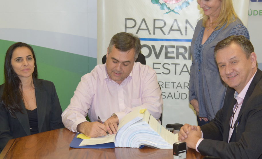 O secretário estadual de Saúde, Beto Preto, assinou liberação de recursos de R$ 1.161 milhão para o Hospital Regional do Sudoeste, que fica em Francisco Beltrão e faz parte da rede de unidades próprias do estado do Paraná, sendo administrado pela Funeas ? Fundação Estatal de Atenção em Saúde do Estado do Paraná.  -  Curitiba, 29/03/2019  -  Foto: Americo Antonio/SESA