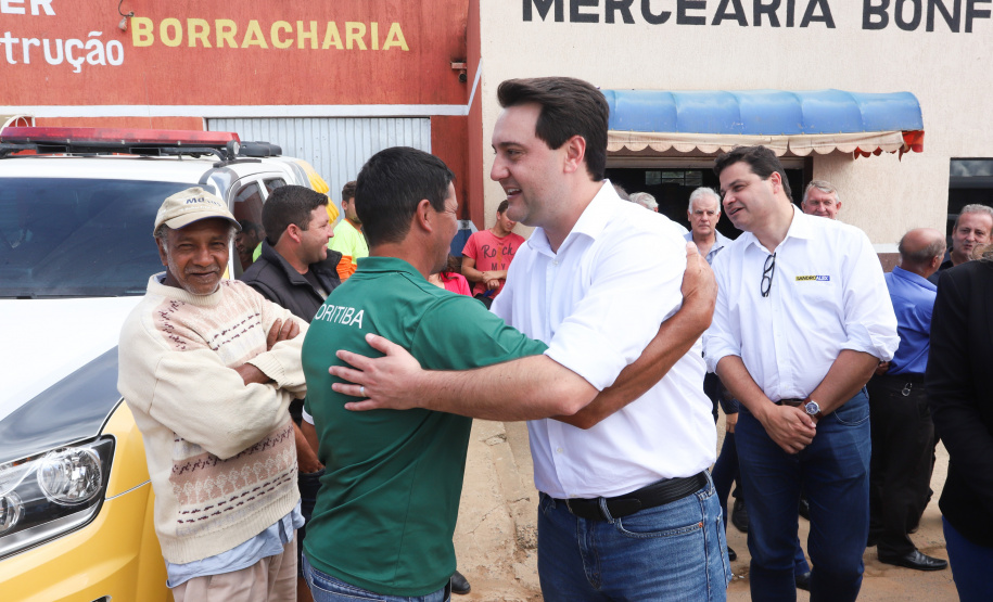 Cerca de oito mil pessoas serão beneficiadas pela obra de pavimentação da Estrada do Socavão, principal distrito de Castro, nos Campos Gerais. Nesta sexta-feira (29), o governador Carlos Massa Ratinho Junior esteve no município e assinou a ordem de serviço para pavimentar um trecho de nove quilômetros da estrada que liga o distrito de Socavão até a região do Pinheirão, em direção à PR-090.  -  Castro, 29/03/2019  -  Foto: Rodrigo Félix Leal/ANPr