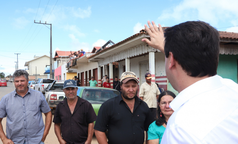 Cerca de oito mil pessoas serão beneficiadas pela obra de pavimentação da Estrada do Socavão, principal distrito de Castro, nos Campos Gerais. Nesta sexta-feira (29), o governador Carlos Massa Ratinho Junior esteve no município e assinou a ordem de serviço para pavimentar um trecho de nove quilômetros da estrada que liga o distrito de Socavão até a região do Pinheirão, em direção à PR-090.  -  Castro, 29/03/2019  -  Foto: Rodrigo Félix Leal/ANPr