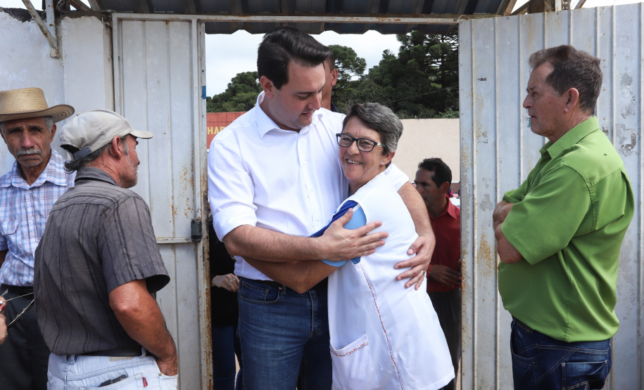 Cerca de oito mil pessoas serão beneficiadas pela obra de pavimentação da Estrada do Socavão, principal distrito de Castro, nos Campos Gerais. Nesta sexta-feira (29), o governador Carlos Massa Ratinho Junior esteve no município e assinou a ordem de serviço para pavimentar um trecho de nove quilômetros da estrada que liga o distrito de Socavão até a região do Pinheirão, em direção à PR-090.  -  Castro, 29/03/2019  -  Foto: Rodrigo Félix Leal/ANPr