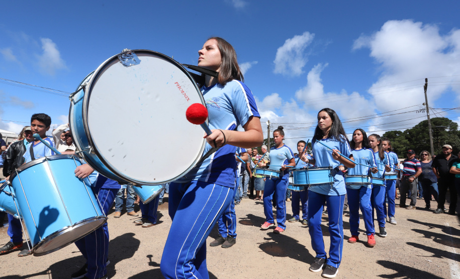 Cerca de oito mil pessoas serão beneficiadas pela obra de pavimentação da Estrada do Socavão, principal distrito de Castro, nos Campos Gerais. Nesta sexta-feira (29), o governador Carlos Massa Ratinho Junior esteve no município e assinou a ordem de serviço para pavimentar um trecho de nove quilômetros da estrada que liga o distrito de Socavão até a região do Pinheirão, em direção à PR-090.  -  Castro, 29/03/2019  -  Foto: Rodrigo Félix Leal/ANPr