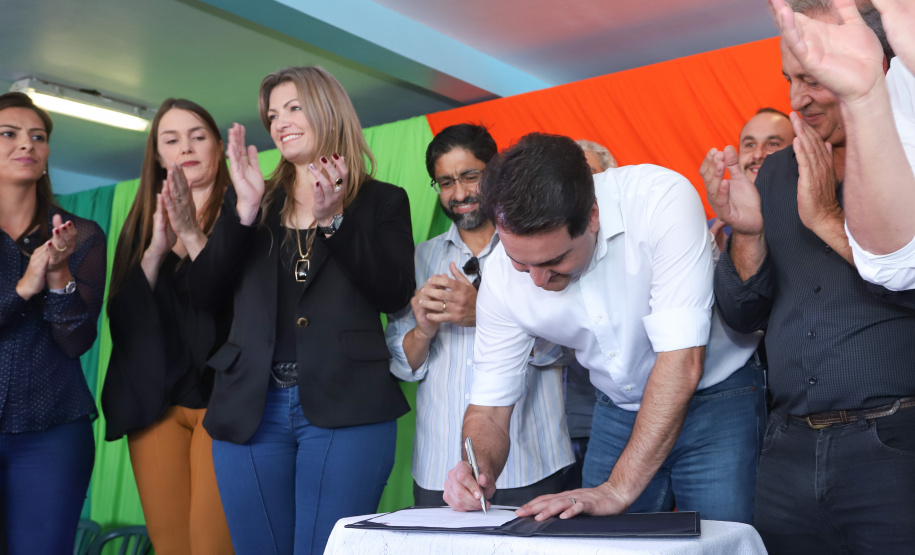 Cerca de oito mil pessoas serão beneficiadas pela obra de pavimentação da Estrada do Socavão, principal distrito de Castro, nos Campos Gerais. Nesta sexta-feira (29), o governador Carlos Massa Ratinho Junior esteve no município e assinou a ordem de serviço para pavimentar um trecho de nove quilômetros da estrada que liga o distrito de Socavão até a região do Pinheirão, em direção à PR-090.  -  Castro, 29/03/2019  -  Foto: Rodrigo Félix Leal/ANPr