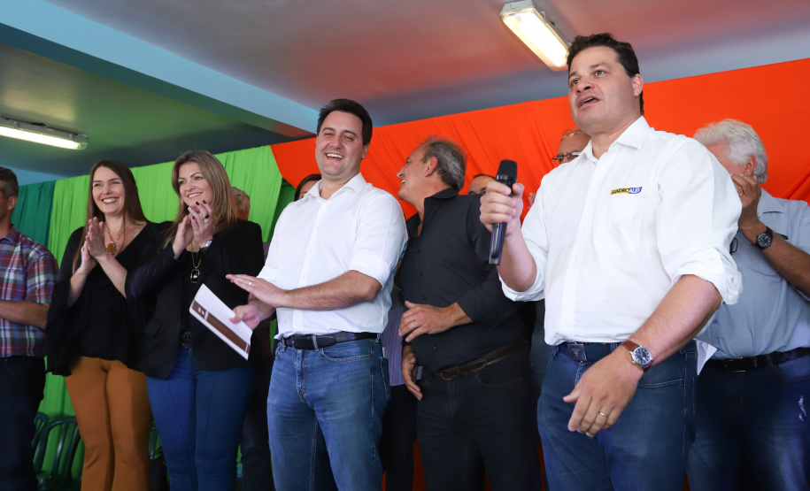 Cerca de oito mil pessoas serão beneficiadas pela obra de pavimentação da Estrada do Socavão, principal distrito de Castro, nos Campos Gerais. Nesta sexta-feira (29), o governador Carlos Massa Ratinho Junior esteve no município e assinou a ordem de serviço para pavimentar um trecho de nove quilômetros da estrada que liga o distrito de Socavão até a região do Pinheirão, em direção à PR-090.  -  Castro, 29/03/2019  -  Foto: Rodrigo Félix Leal/ANPr