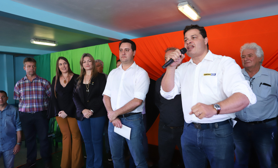 Cerca de oito mil pessoas serão beneficiadas pela obra de pavimentação da Estrada do Socavão, principal distrito de Castro, nos Campos Gerais. Nesta sexta-feira (29), o governador Carlos Massa Ratinho Junior esteve no município e assinou a ordem de serviço para pavimentar um trecho de nove quilômetros da estrada que liga o distrito de Socavão até a região do Pinheirão, em direção à PR-090.  -  Castro, 29/03/2019  -  Foto: Rodrigo Félix Leal/ANPr