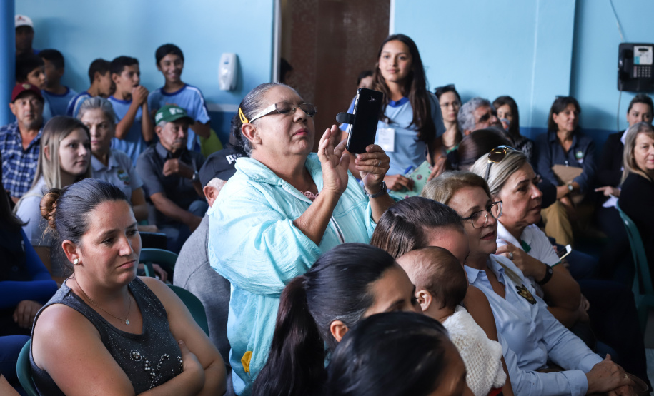 Cerca de oito mil pessoas serão beneficiadas pela obra de pavimentação da Estrada do Socavão, principal distrito de Castro, nos Campos Gerais. Nesta sexta-feira (29), o governador Carlos Massa Ratinho Junior esteve no município e assinou a ordem de serviço para pavimentar um trecho de nove quilômetros da estrada que liga o distrito de Socavão até a região do Pinheirão, em direção à PR-090.  -  Castro, 29/03/2019  -  Foto: Rodrigo Félix Leal/ANPr