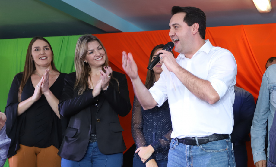 Cerca de oito mil pessoas serão beneficiadas pela obra de pavimentação da Estrada do Socavão, principal distrito de Castro, nos Campos Gerais. Nesta sexta-feira (29), o governador Carlos Massa Ratinho Junior esteve no município e assinou a ordem de serviço para pavimentar um trecho de nove quilômetros da estrada que liga o distrito de Socavão até a região do Pinheirão, em direção à PR-090.  -  Castro, 29/03/2019  -  Foto: Rodrigo Félix Leal/ANPr