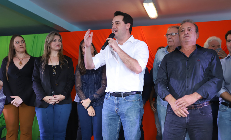 Cerca de oito mil pessoas serão beneficiadas pela obra de pavimentação da Estrada do Socavão, principal distrito de Castro, nos Campos Gerais. Nesta sexta-feira (29), o governador Carlos Massa Ratinho Junior esteve no município e assinou a ordem de serviço para pavimentar um trecho de nove quilômetros da estrada que liga o distrito de Socavão até a região do Pinheirão, em direção à PR-090.  -  Castro, 29/03/2019  -  Foto: Rodrigo Félix Leal/ANPr