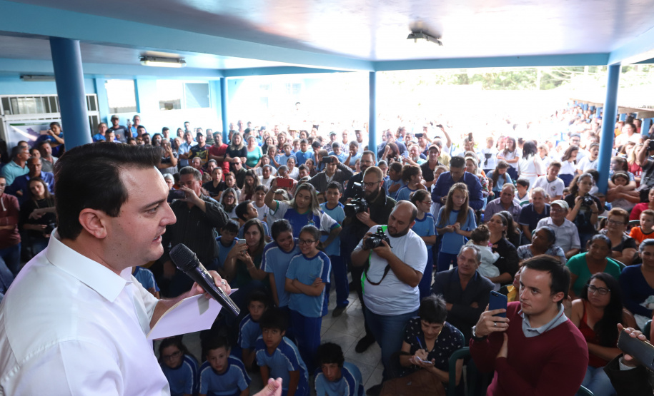 Cerca de oito mil pessoas serão beneficiadas pela obra de pavimentação da Estrada do Socavão, principal distrito de Castro, nos Campos Gerais. Nesta sexta-feira (29), o governador Carlos Massa Ratinho Junior esteve no município e assinou a ordem de serviço para pavimentar um trecho de nove quilômetros da estrada que liga o distrito de Socavão até a região do Pinheirão, em direção à PR-090.  -  Castro, 29/03/2019  -  Foto: Rodrigo Félix Leal/ANPr