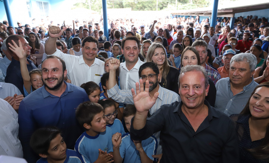 Cerca de oito mil pessoas serão beneficiadas pela obra de pavimentação da Estrada do Socavão, principal distrito de Castro, nos Campos Gerais. Nesta sexta-feira (29), o governador Carlos Massa Ratinho Junior esteve no município e assinou a ordem de serviço para pavimentar um trecho de nove quilômetros da estrada que liga o distrito de Socavão até a região do Pinheirão, em direção à PR-090.  -  Castro, 29/03/2019  -  Foto: Rodrigo Félix Leal/ANPr