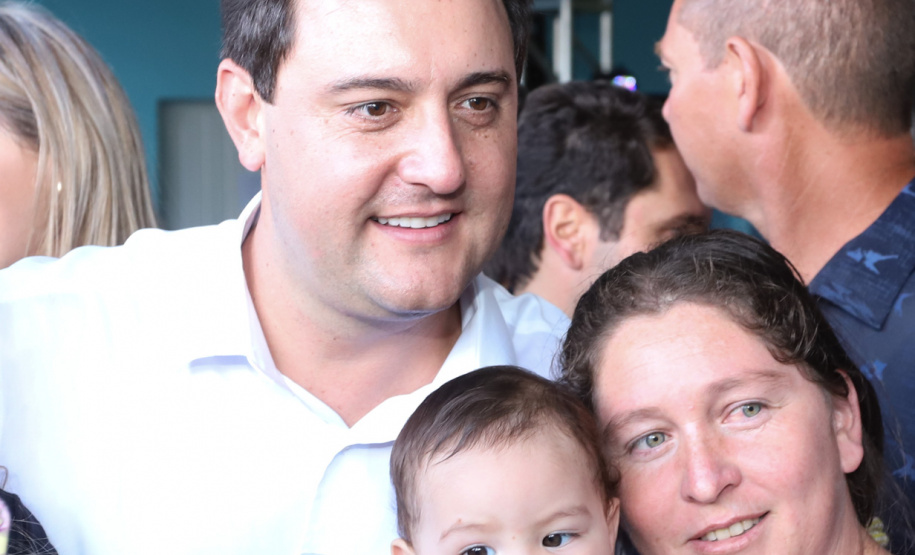 Cerca de oito mil pessoas serão beneficiadas pela obra de pavimentação da Estrada do Socavão, principal distrito de Castro, nos Campos Gerais. Nesta sexta-feira (29), o governador Carlos Massa Ratinho Junior esteve no município e assinou a ordem de serviço para pavimentar um trecho de nove quilômetros da estrada que liga o distrito de Socavão até a região do Pinheirão, em direção à PR-090.  -  Castro, 29/03/2019  -  Foto: Rodrigo Félix Leal/ANPr