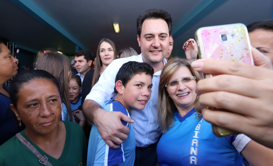 Cerca de oito mil pessoas serão beneficiadas pela obra de pavimentação da Estrada do Socavão, principal distrito de Castro, nos Campos Gerais. Nesta sexta-feira (29), o governador Carlos Massa Ratinho Junior esteve no município e assinou a ordem de serviço para pavimentar um trecho de nove quilômetros da estrada que liga o distrito de Socavão até a região do Pinheirão, em direção à PR-090.  -  Castro, 29/03/2019  -  Foto: Rodrigo Félix Leal/ANPr