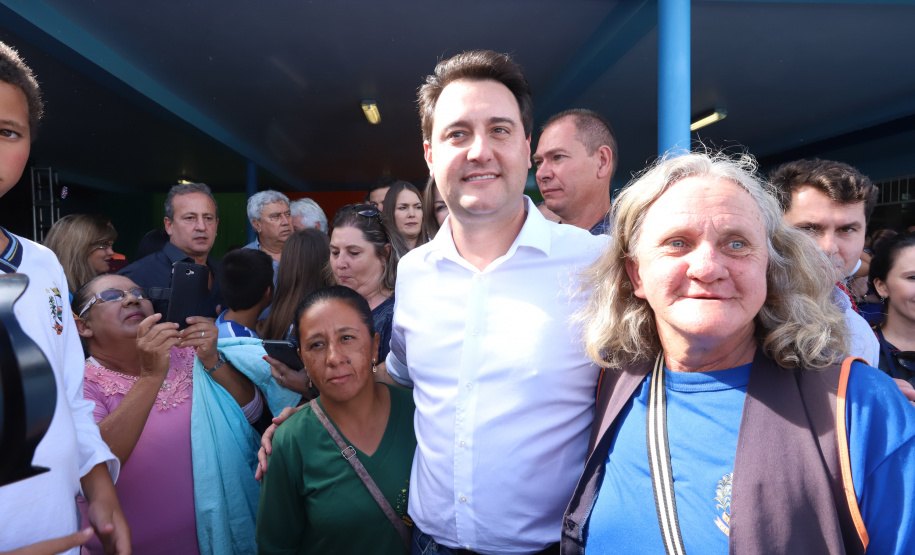 Cerca de oito mil pessoas serão beneficiadas pela obra de pavimentação da Estrada do Socavão, principal distrito de Castro, nos Campos Gerais. Nesta sexta-feira (29), o governador Carlos Massa Ratinho Junior esteve no município e assinou a ordem de serviço para pavimentar um trecho de nove quilômetros da estrada que liga o distrito de Socavão até a região do Pinheirão, em direção à PR-090.  -  Castro, 29/03/2019  -  Foto: Rodrigo Félix Leal/ANPr