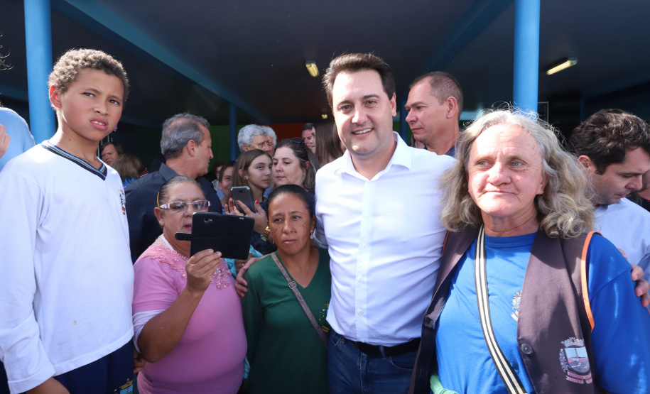 Cerca de oito mil pessoas serão beneficiadas pela obra de pavimentação da Estrada do Socavão, principal distrito de Castro, nos Campos Gerais. Nesta sexta-feira (29), o governador Carlos Massa Ratinho Junior esteve no município e assinou a ordem de serviço para pavimentar um trecho de nove quilômetros da estrada que liga o distrito de Socavão até a região do Pinheirão, em direção à PR-090.  -  Castro, 29/03/2019  -  Foto: Rodrigo Félix Leal/ANPr