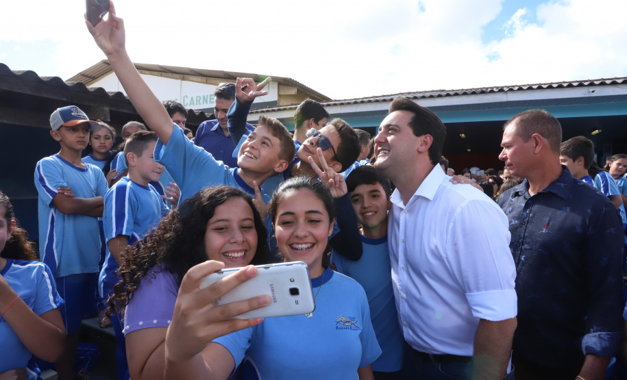Cerca de oito mil pessoas serão beneficiadas pela obra de pavimentação da Estrada do Socavão, principal distrito de Castro, nos Campos Gerais. Nesta sexta-feira (29), o governador Carlos Massa Ratinho Junior esteve no município e assinou a ordem de serviço para pavimentar um trecho de nove quilômetros da estrada que liga o distrito de Socavão até a região do Pinheirão, em direção à PR-090.  -  Castro, 29/03/2019  -  Foto: Rodrigo Félix Leal/ANPr
