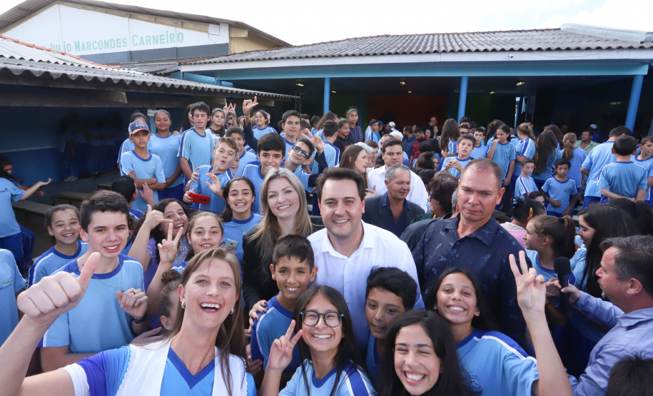 Cerca de oito mil pessoas serão beneficiadas pela obra de pavimentação da Estrada do Socavão, principal distrito de Castro, nos Campos Gerais. Nesta sexta-feira (29), o governador Carlos Massa Ratinho Junior esteve no município e assinou a ordem de serviço para pavimentar um trecho de nove quilômetros da estrada que liga o distrito de Socavão até a região do Pinheirão, em direção à PR-090.  -  Castro, 29/03/2019  -  Foto: Rodrigo Félix Leal/ANPr