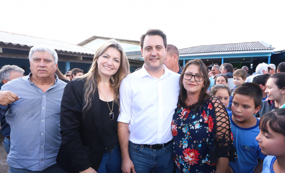 Cerca de oito mil pessoas serão beneficiadas pela obra de pavimentação da Estrada do Socavão, principal distrito de Castro, nos Campos Gerais. Nesta sexta-feira (29), o governador Carlos Massa Ratinho Junior esteve no município e assinou a ordem de serviço para pavimentar um trecho de nove quilômetros da estrada que liga o distrito de Socavão até a região do Pinheirão, em direção à PR-090.  -  Castro, 29/03/2019  -  Foto: Rodrigo Félix Leal/ANPr